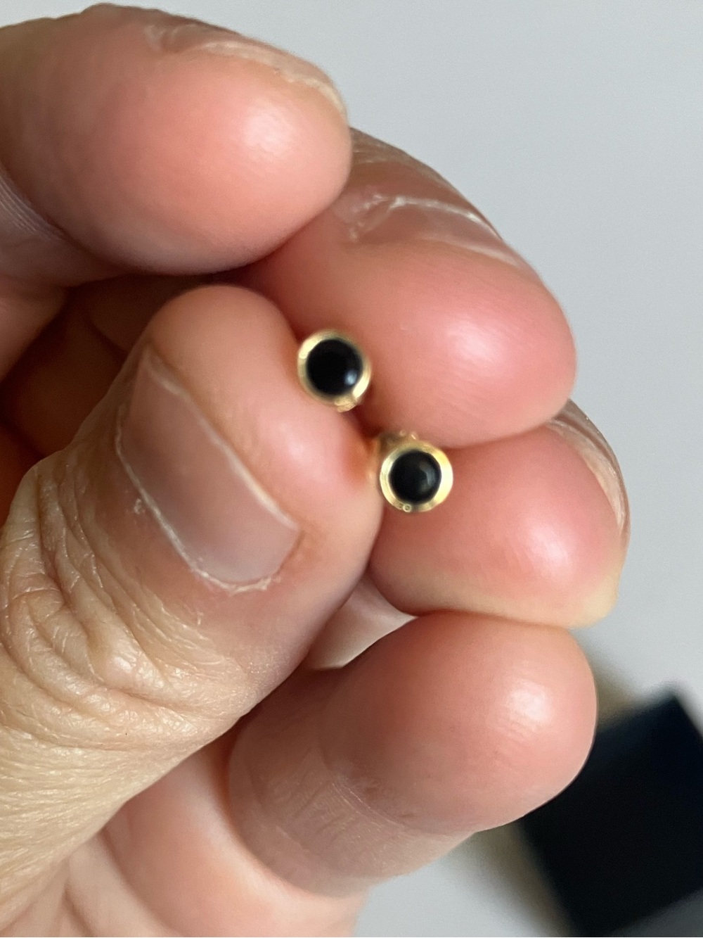 14k solid gold black onyx stud earrings pair -3.3mm
